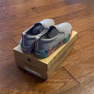 NWT Sperry Gray Platform Sneakers with Coral Soles Size 8